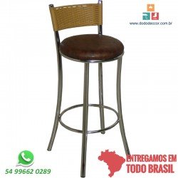 Banqueta para cozinha cromada alta revestimento em corino marrom xadrez encosto tramado em junco sintético cor natural