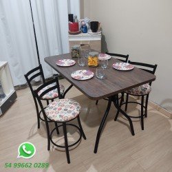 Conjunto mesa e banquetas...
