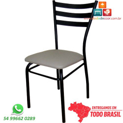 Cadeira reforçada entre as pernas preto fosco estofado bége escuro encosto moldado as costas