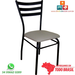 Cadeira reforçada entre as pernas preto fosco estofado bége escuro