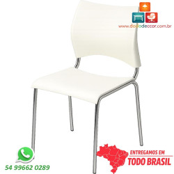 A combinação do acabamento cromado com o polipropileno bege proporciona elegância.