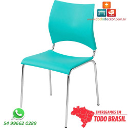 A combinação da estrutura cromada com o polipropileno verde água proporciona leveza visual.