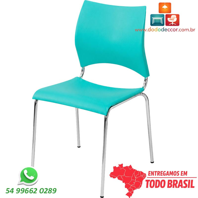 A combinação da estrutura cromada com o polipropileno verde água proporciona leveza visual.