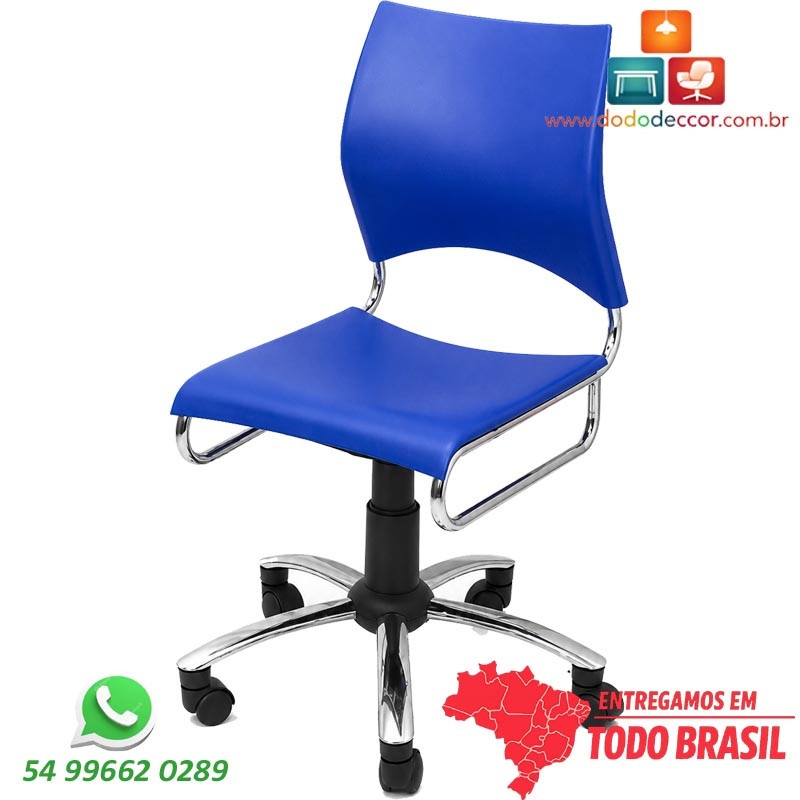 Vista lateral da Cadeira DO226 azul destacando ergonomia, estrutura cromada e base giratória com rodízios.
