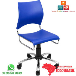 Cadeira Giratória DO226 cromada com polipropileno azul, regulagem de altura e base com rodízios.