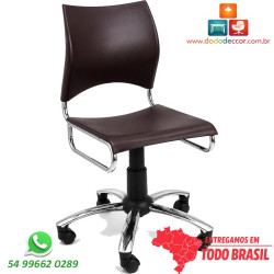 Cadeira Giratória DO226 cromada com polipropileno marrom, regulagem pneumática e base com rodízios.