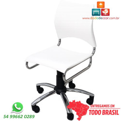 Vista lateral da Cadeira DO226 branca destacando estrutura cromada, ergonomia e base giratória com rodízios.