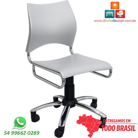 Cadeira Giratória DO226 cromada com assento e encosto em polipropileno cinza claro e regulagem pneumática.