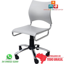 Vista lateral da Cadeira DO226 cinza claro destacando ergonomia, estrutura cromada e base giratória.