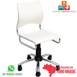 Vista lateral da Cadeira DO 226 bege destacando ergonomia, estrutura cromada e base giratória com rodízios.
