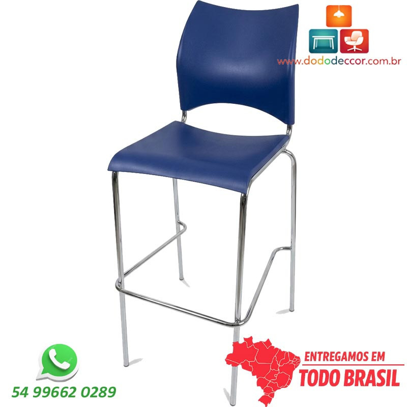 Banqueta DO228.19.03 em aço carbono cromado com polipropileno azul para empresas, escolas e espaços gourmet.