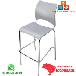 Estrutura cromada reforçada com apoio para os pés e conjunto em polipropileno cinza.