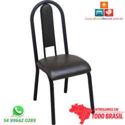 Cadeira de sala de jantar com encosto estofado e assento ergonômico.