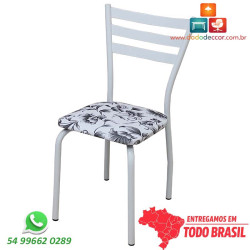 Cadeira de restaurante encosto em chapa moldada assento floral fundo branco.