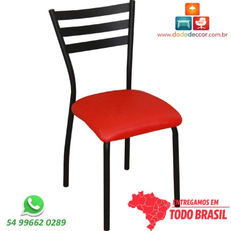 Combinação do preto fosco com vermelho e um cadeira ergonômica preto fosco.